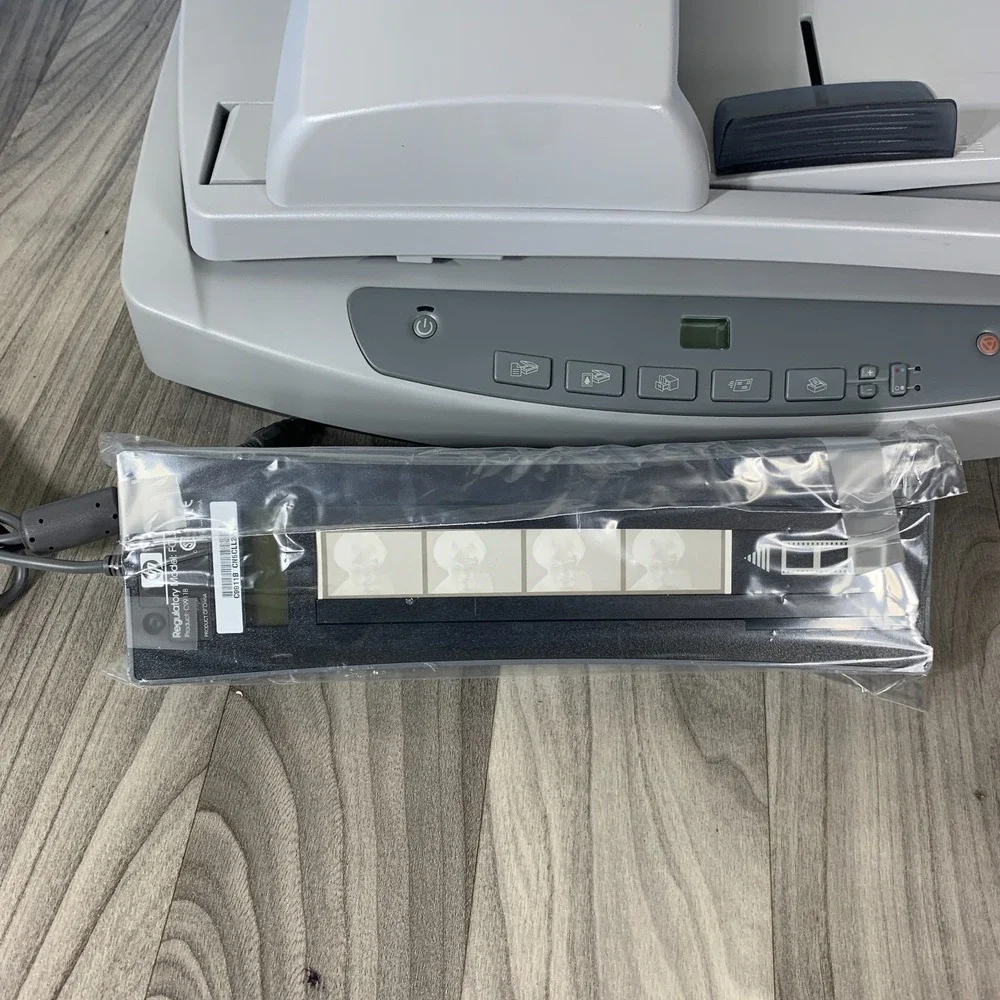 HP Hewlett Packard ScanJet 5590 Flatbed Scanner New‎